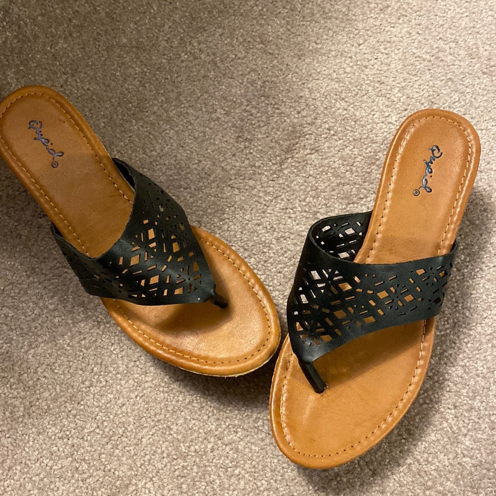 Qupid Size 8 1/2 Black wedge sandals - Picture 3 of 7